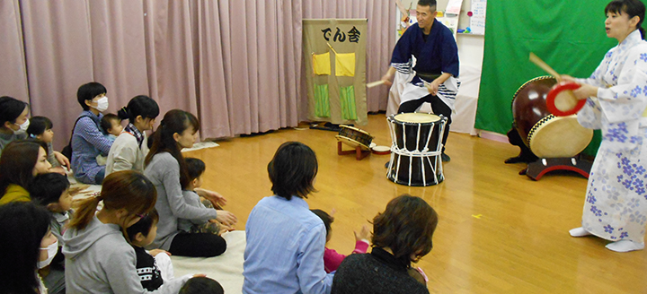 0～3歳児観劇会で太鼓あそび