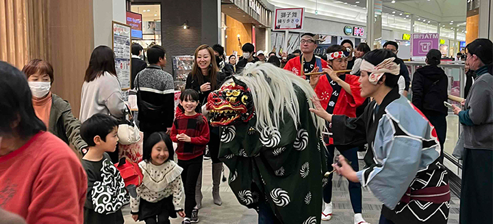 ショッピングモールで獅子舞体験