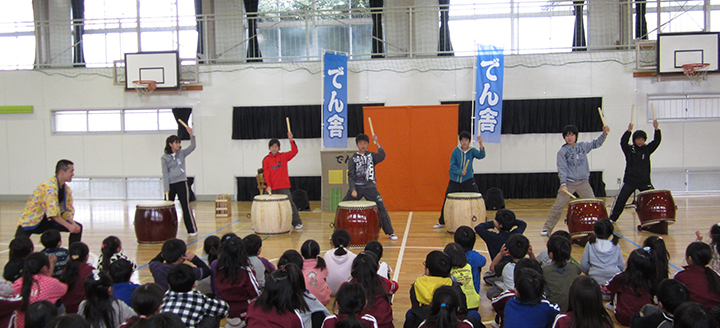 小学校で和太鼓体験