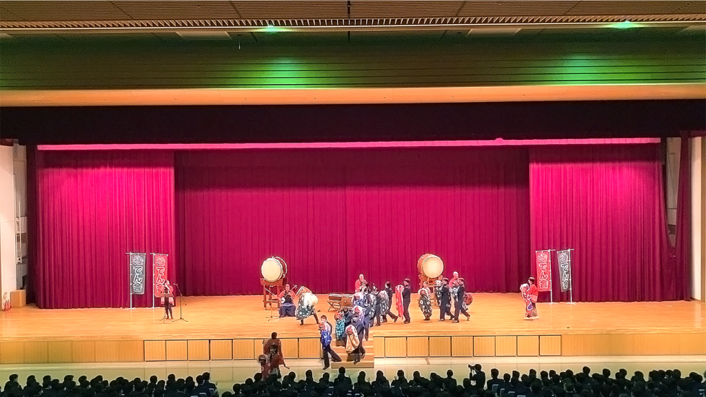 獅子舞練り歩きで参加する学生