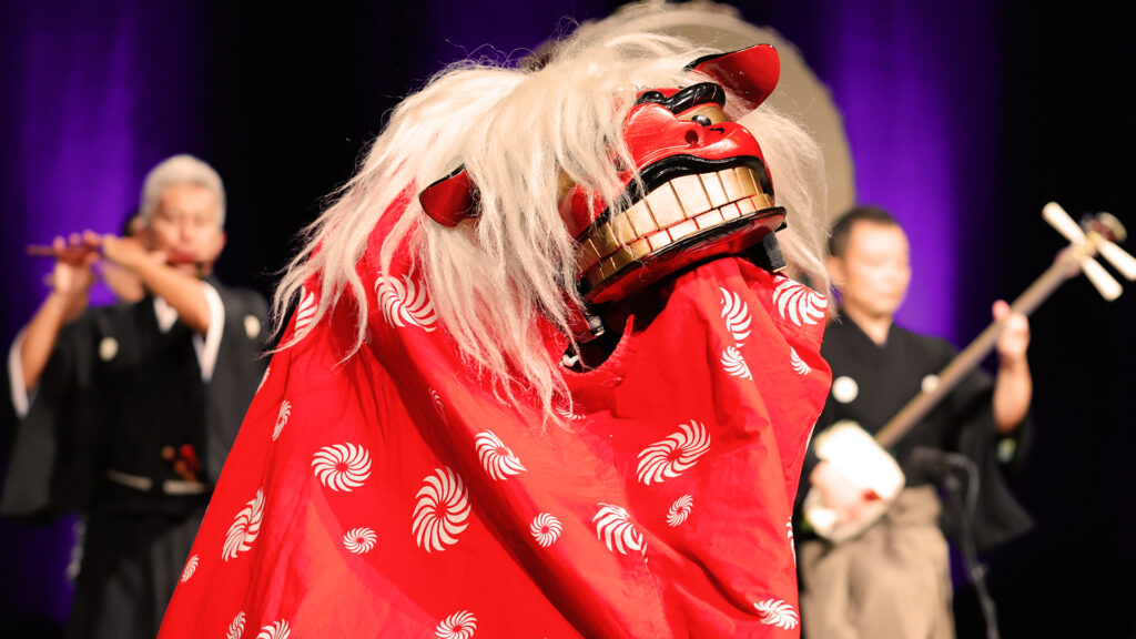 高校公演イメージ｜ステージで舞う獅子舞と篠笛・津軽三味線