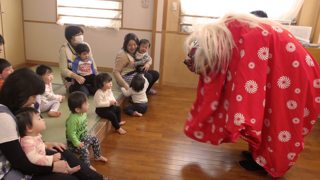 保育園 0歳クラス｜獅子舞演舞