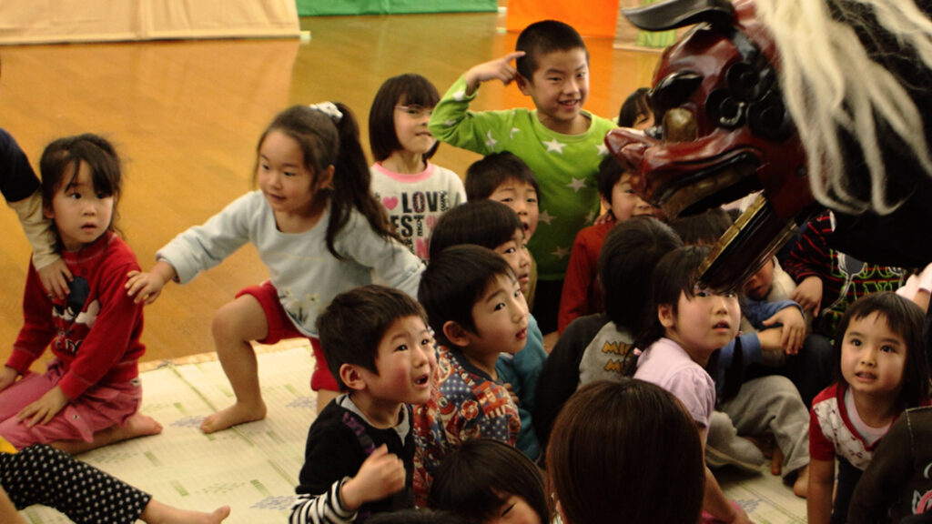 保育園公演|客席に入る獅子舞