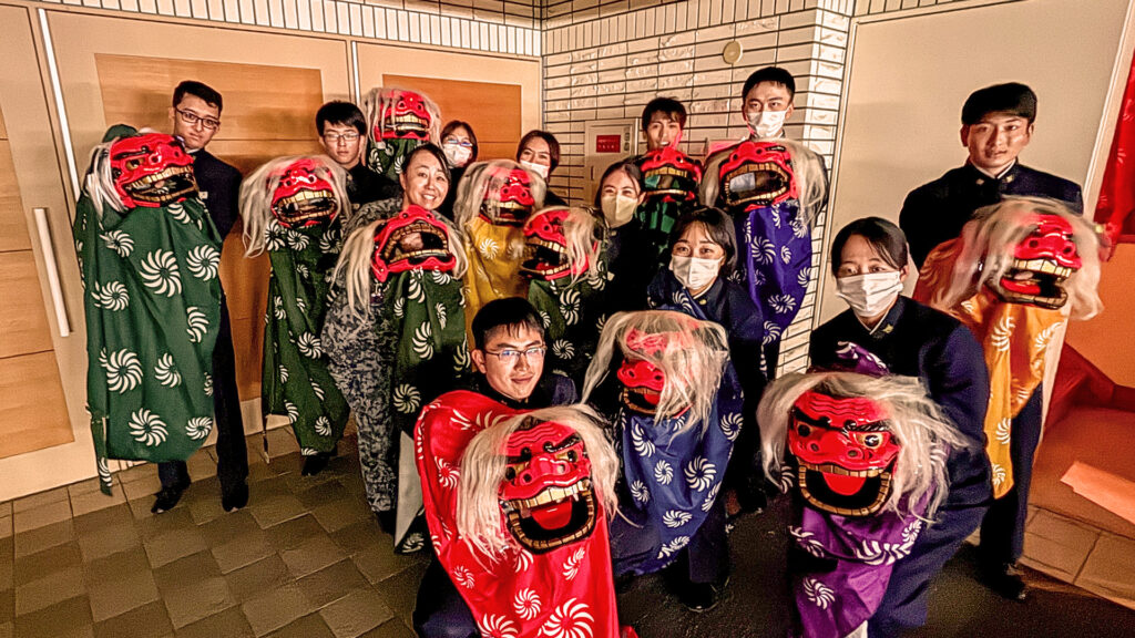 獅子舞体験に参加した学生と先生