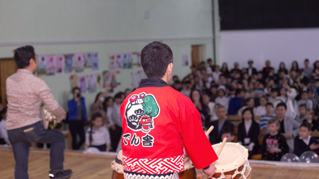 小学校公演|ステージ上の和太鼓と三味線奏者