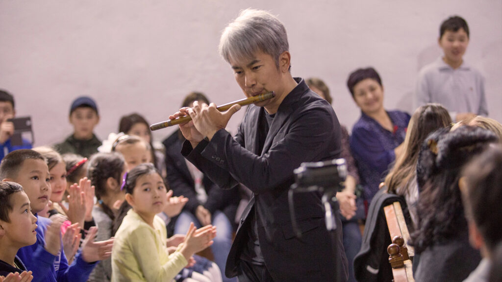 小学校公演|客席から登場する篠笛奏者