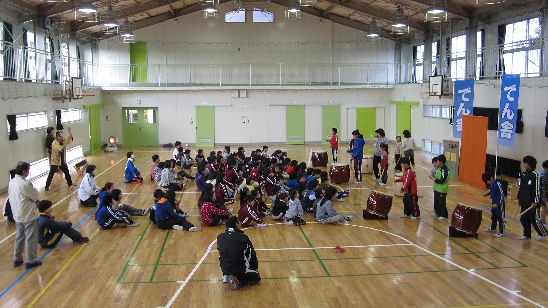 小学校公演｜和太鼓体験・見守る子どもたちの前で